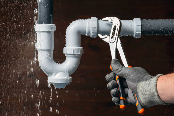 Professional Leak Detection technician working in Oakland, FL